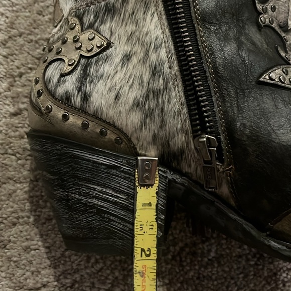 Stylish Black and Silver Women's Boots - Picture 7 of 9